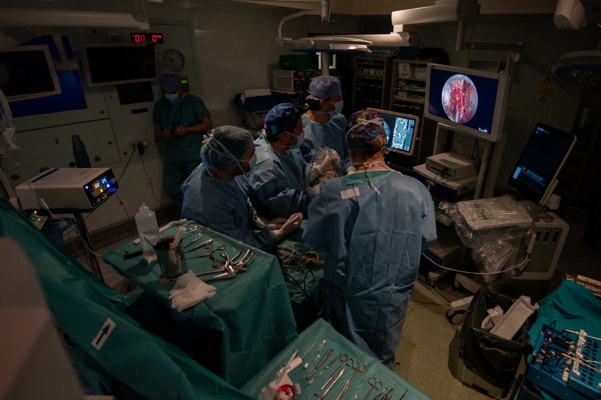 Un momento de la cirugía transorbital que realiza el Servicio de Neurocirugía del Hospital Clínic de Barcelona. (FOTO: Clínic/@franciscoavia)